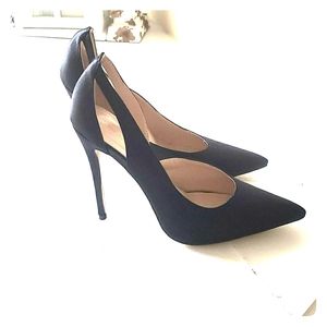 Pair of Black Stillettos.